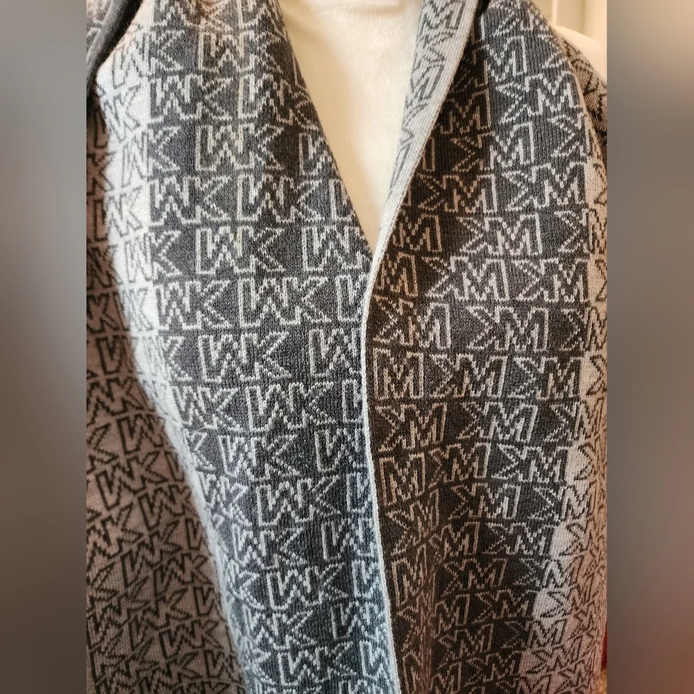 EUC Michael Kors‎ gray and white scarf